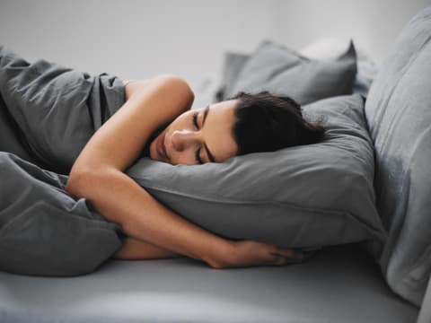 Frau im Bett