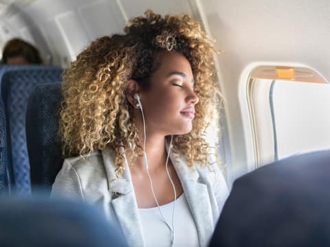 Frau im Flugzeug