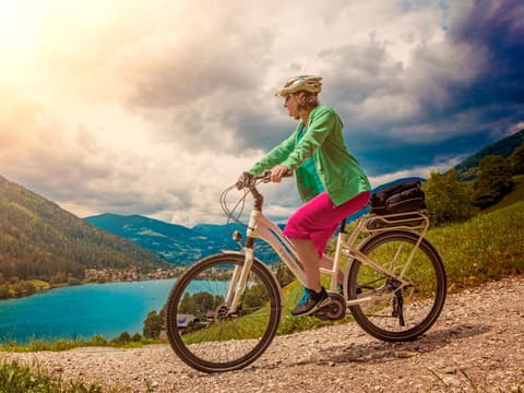 Frau fährt E-Bike