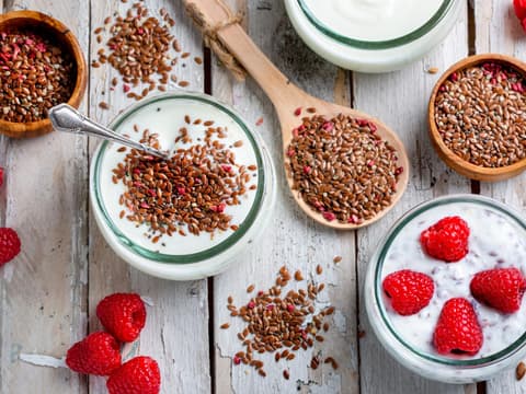 Gemahlene Leinsamen können Müsli, Joghurt, Smoothies oder Backwaren hinzugefügt werden.