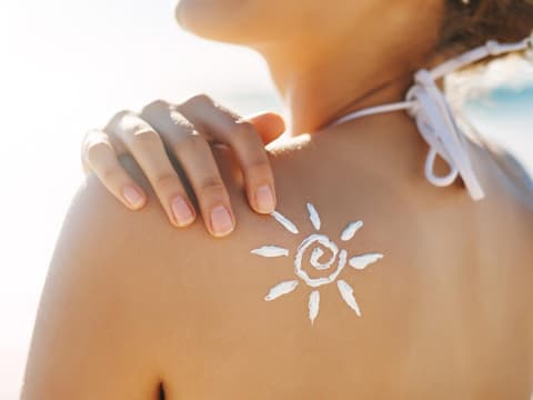 Sonnencreme auf Rücken