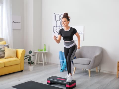Frau macht Step Aerobic