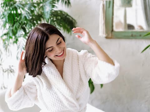 Frau fährt sich durch Haare