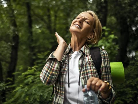 Frau schlägt Mücke