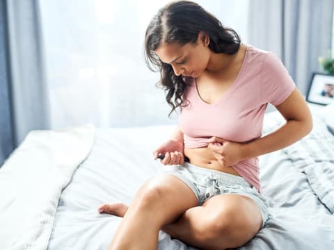 Frau spritzt sich Insulin zum Abnehmen