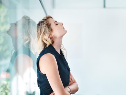 In der Midlife-Crisis werden oft Entscheidungen infrage gestellt, die in der Vergangenheit getroffen wurden.