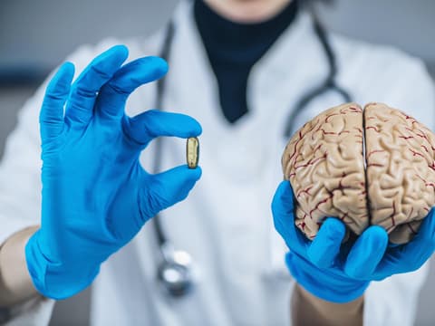 Arzt demonstriert Placeboeffekt