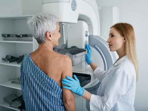 Ärztin führt Mammographie durch