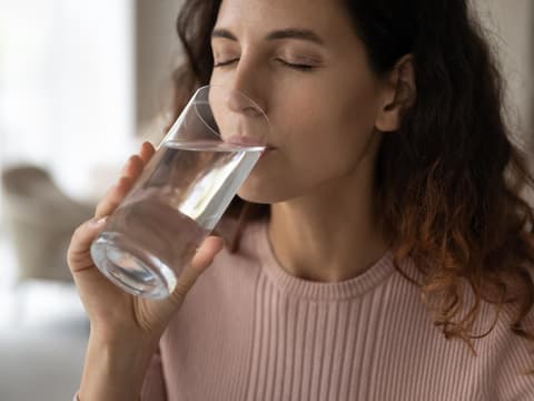 Frau trinkt Wasser