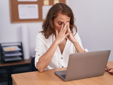 Frau mit Konzentrationsproblemen