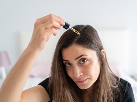 Haarserum verwenden