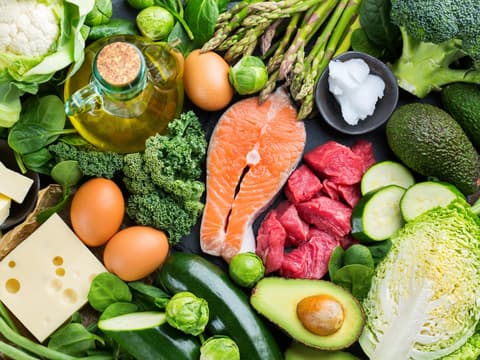 Bei Menschen, die sich ketogen ernähren, stehen wenige Kohlenhydrate auf dem Speiseplan.