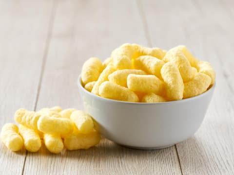 Schüssel mit Maissnack