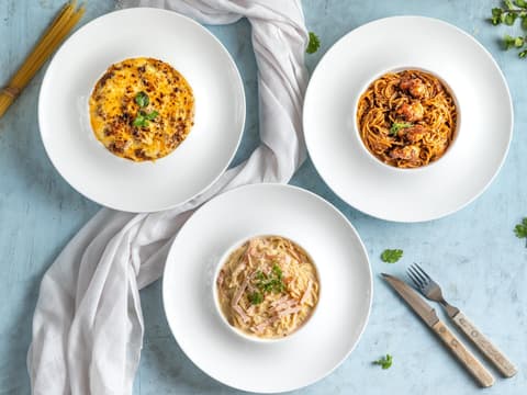 Verschiedene Pasta auf Tellern