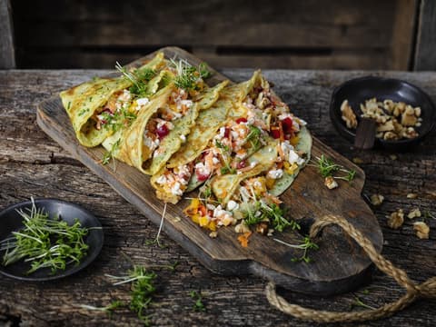 Kräuter-Crêpe mit bunter Gemüse-Hüttenkäsefüllung 