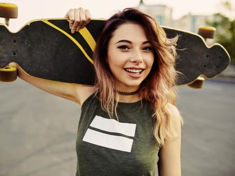 Frau mit Longboard