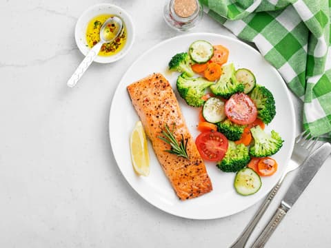 Lachs und Gemüse auf einem Teller