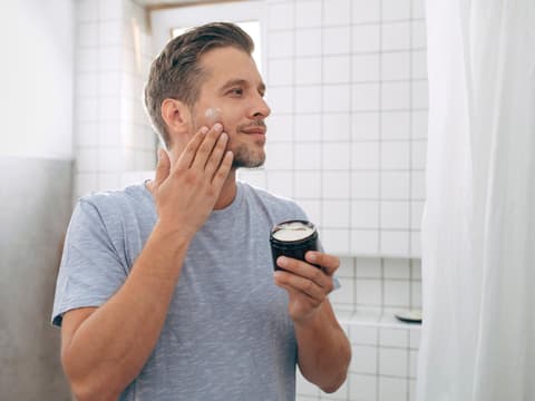 Mann nutzt Aftershave