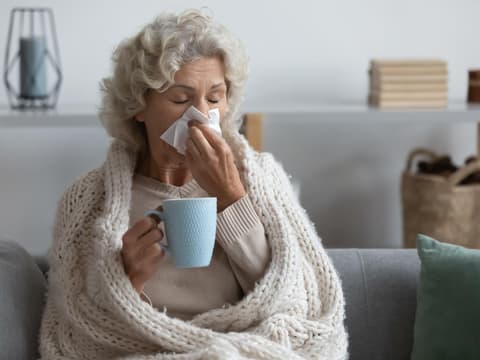 Rentnerin mit dem typischen Verlauf einer Grippe