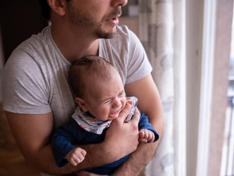 Das Schreien eines Babys kann für Eltern eine psychische Belastung darstellen.