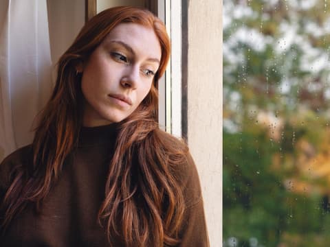 Einsamkeit erhöht das Risiko von Schlaganfällen, Angststörungen, Demenz, Depressionen und Suizid.