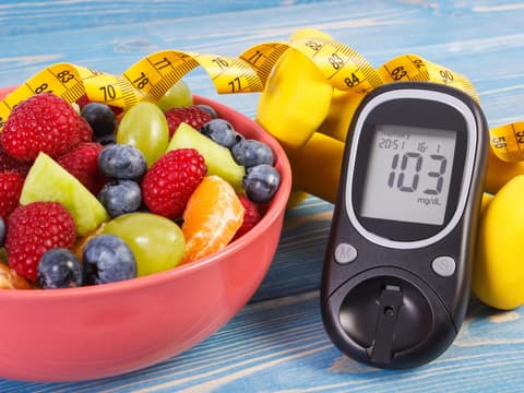 Diabetes Obst mit Blutzuckermessgerät
