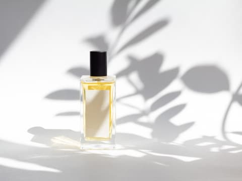 Eine Flasche Parfum vor weißem Hintergrund