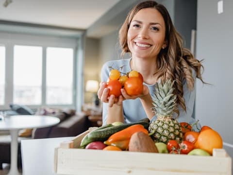 Frau mit Obst