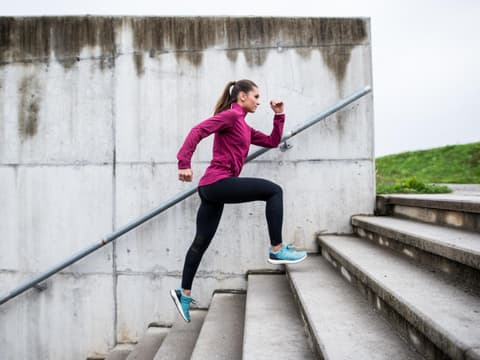 Wenn Sie zum Beispiel jeden Tag 30 Minuten Sport treiben möchten, beginnen Sie mit 10 Minuten und bauen Sie dann nach und nach auf.