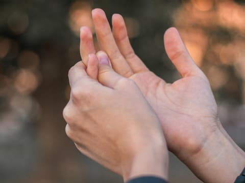 Hand massieren