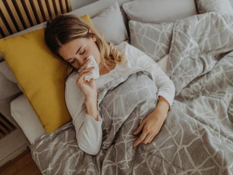 Kranke Frau im Bett
