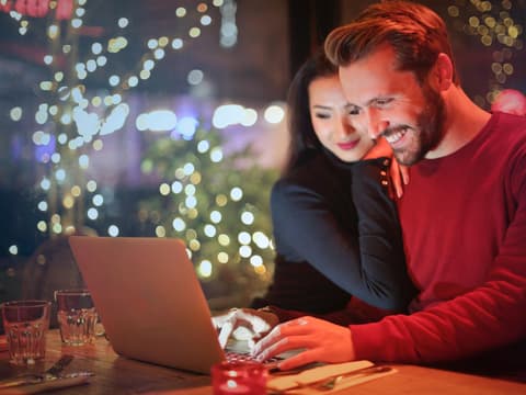 Paar weihnachtliches Online Shopping