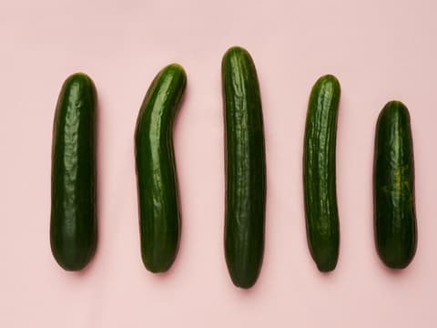 Verschiedene Gurken symbolisieren Penisgrößen