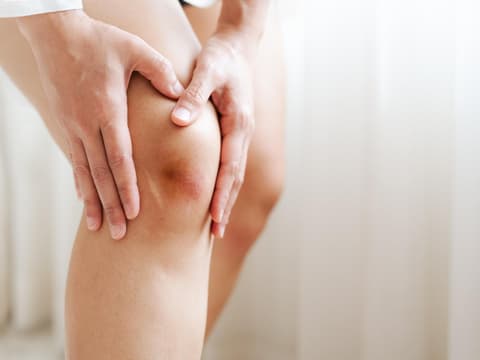 Blauer Fleck am Knie