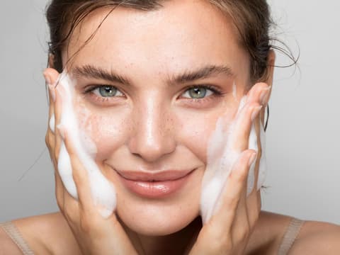 Frau macht Double Cleansing im Gesicht