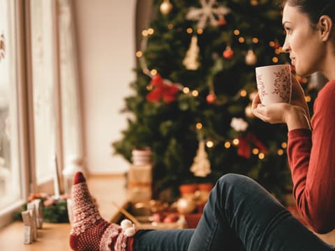 Frau verbringt Weihnachten alleine