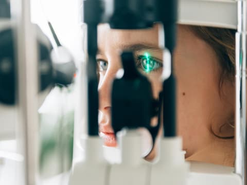 Gerät untersucht Auge auf Loch in der Netzhaut