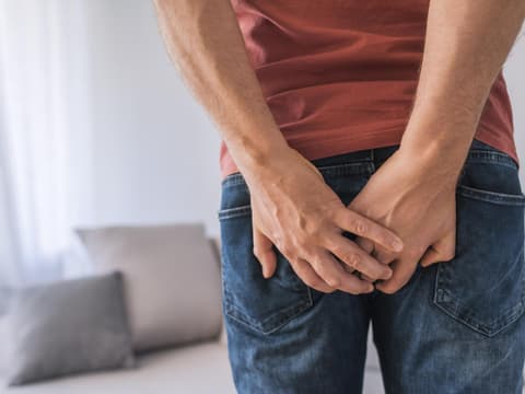 Stuhlgang beim Pupsen beim Erwachsenen