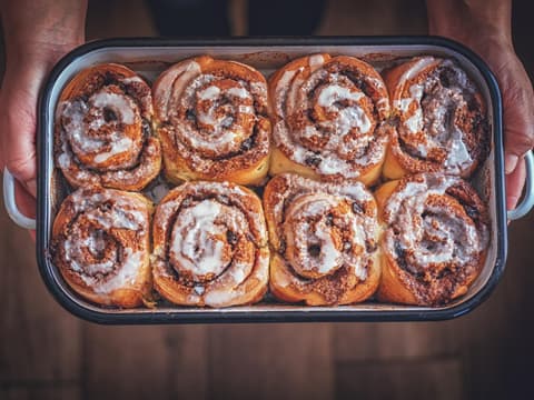 Vegane Zimtschnecken in einer Auflaufform
