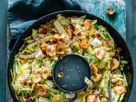 Wirsingsalat mit krossen Topinamburchips