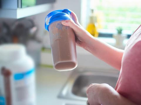Frau schüttelt Shake
