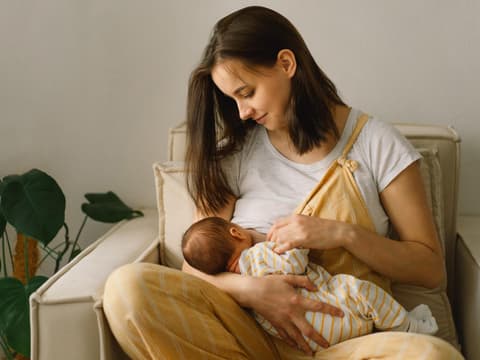 Frau stillt Baby