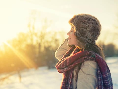 Frau tankt Wintersonne