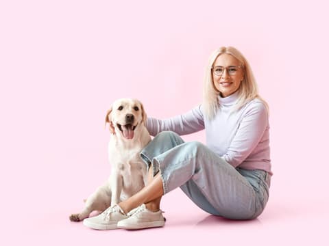Frau möchte bei ihrem Hund das Immunsystem stärken