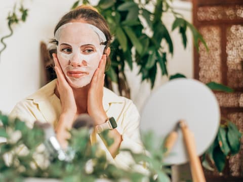 Frau testet beste Gesichtsmaske