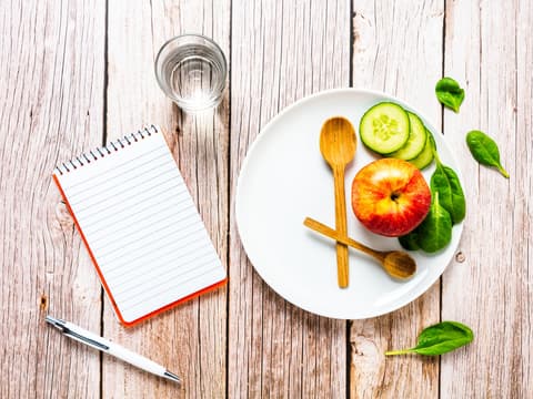 Obst und Gemüse auf einem Teller