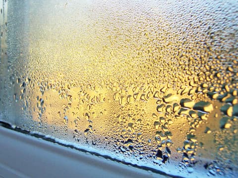 Kondenswasser am Fenster