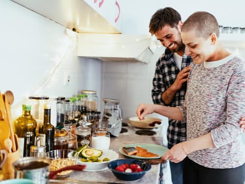 Krebskranke Frau kocht