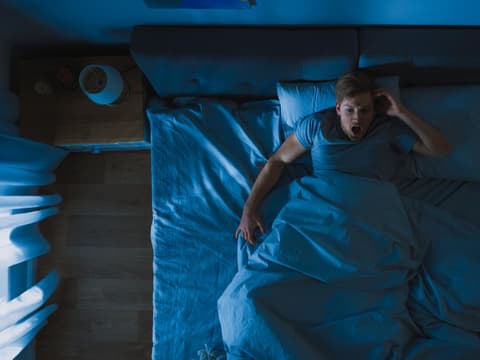Mann hat Schlafparalyse