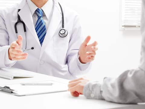 Durch regelmäßige Kontrolluntersuchungen kann der Arzt mögliche Folgeerkrankungen des Diabetes frühzeitig erkennen.
